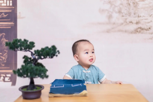 垦利怀孕肚子中间凹两边凸